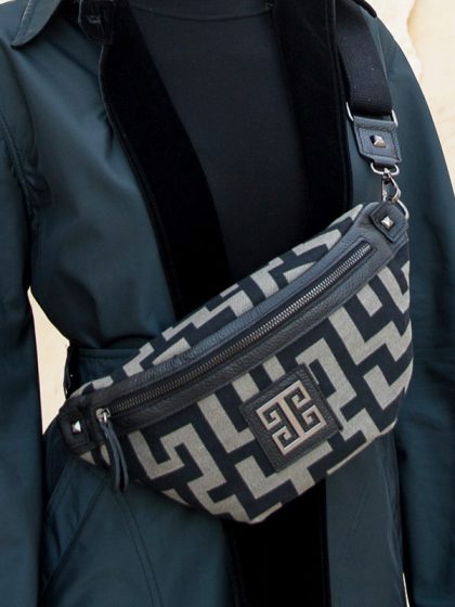 DORIS_SMALL_CLASSIC_PATTERN_ECRU_DIAGONAL_BLACK_MODEL1