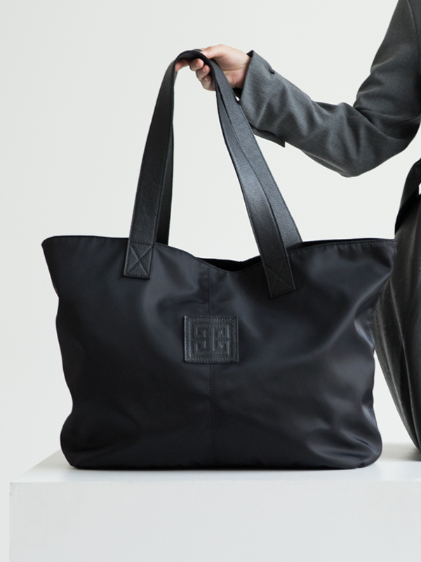 ESTIA_NYLON_BLACK_MODEL1