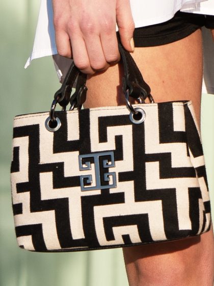 PERLA_CLASSIC_PATTERN_ECRU_BLACK_MODEL2